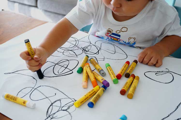الرسم والخربشة والكتابة: لماذا هي جيدة للأطفال